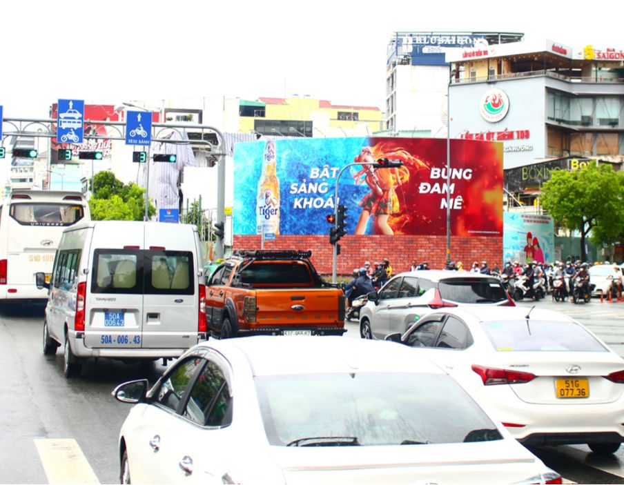 Billboard Ngã 4 Nguyễn Văn Trỗi_Trần Huy Liệu – Phú Nhuận