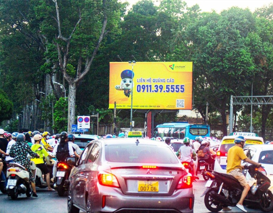 Billboard Vinama_ Vòng Xoay Nguyễn Văn Cừ - Hùng Vương - Lý Thái Tổ, Quận 1