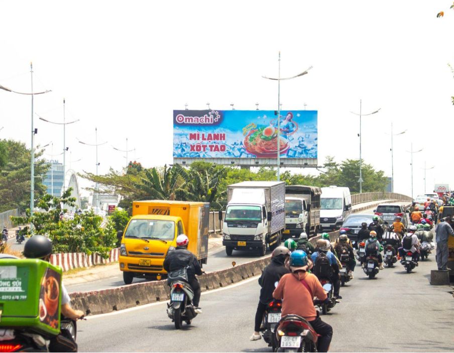 Billboard Nằm Giữa Cầu Tân Thuận 1&2